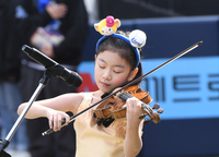 [포토]바이올리니스트 김연아 양, PO 1차전 애국가 연주