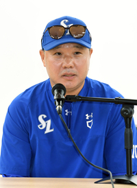 [포토]플레이오프 1차전 인터뷰 하는 삼성 박진만 감독