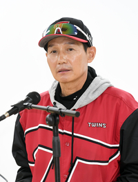 [포토]LG 염경엽 감독, 우천 순연으로 하루의 여유