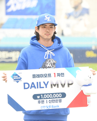 [포토]삼성 구자욱, 하루 늦은 MVP 시상
