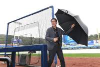 [포토]그라운드 상태 확인한 김시진 경기감독관