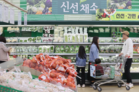 ‘옴니보어’ 트렌드로 고객 잡는 대형마트, “식재료도 사고 외식도 하고”