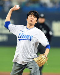 [포토]배우 허형규, 플레이오프 2차전 시구