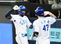 [포토]홈런의 기쁨을 나누는 삼성 디아즈-강민호