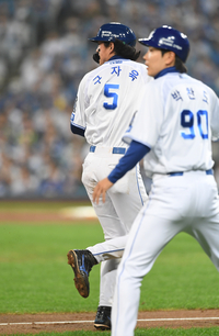 [포토]무릎 부상 삼성 구자욱, 투혼의 베이스 러닝