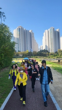 안양시 노동인권센터, 돌봄 노동자 50명 대상 건강 걷기 캠페인 진행