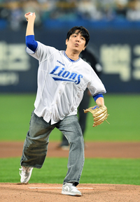 [포토]플레이오프 2차전 시구하는 허형규