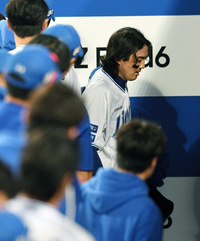 [포토]삼성 구자욱, PO 2차전 1회말 무릎 부상으로 교체 아웃