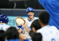[포토]삼성 김영웅, 솔로 홈런으로 1점 더!