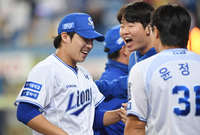 “최고의 산타”...아이유, ‘21세기 대군부인’ 촬영장에 훈훈한 선물!