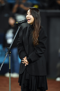 [포토]가수 양파, 플레이오프 2차전 애국가