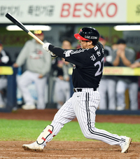 [포토]추격 3점 홈런 넘기는 LG 김현수