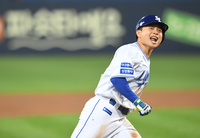 [포토]포스트시즌 첫 홈런 넘긴 삼성 김헌곤