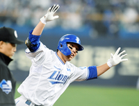 [포토]솔로 홈런으로 추가점 뽑아내는 삼성 김영웅