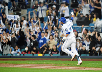 [포토]팬들의 환호를 부르는 삼성 김영웅의 홈런