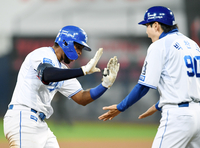 [포토]솔로 홈런에 기뻐하는 삼성 디아즈