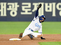 [포토]도루 과정에서 무릎 부상 당하는 삼성 구자욱