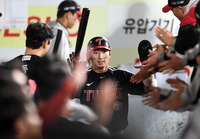 [포토]LG 신민재, 플레이오프 2차전 선취 득점