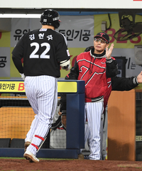 [포토]김현수의 홈런 축하하는 LG 염경엽 감독