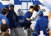 [포토]무릎 부상 삼성 구자욱, 걱정스런 박진만 감독