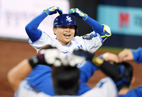 [포토]삼성 김헌곤, 연타석 홈런에 하트 세리머니