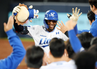 수수한 차림 이영애의 ‘뱅쇼’ 만들기... “미리 메리 크리스마스”