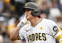 1억달러 호가하던 김하성, 반토막 계약?…관건은 어깨 상태와 복귀시점