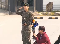 제이홉, BTS 두 번째 군필자 대열 합류…맏형 진과 뜨거운 포옹으로 전역 축하