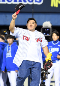 [포토]플레이오프 3차전 시구 나서는 김민종
