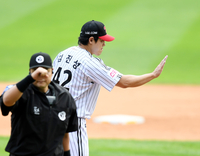 [포토] 박병호 사구에 사과하는 김진성