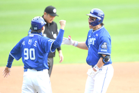 [포토] 강민호, 8회 0의 균형을 깨는 솔로포