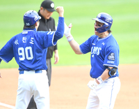 [포토] 솔로포 치고 환호하는 강민호