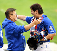 [포토] 한국시리즈 강민호, 유정근 사장과 격한 포옹