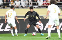 [포토]이영표와 푸욜 사이를 노리는 이천수