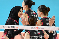 ‘서브 폭탄’으로 와일러 공략+메가·부키리치 쌍포 폭발…‘퍼펙트’ 정관장, GS칼텍스 3-0 완파[현장리뷰]