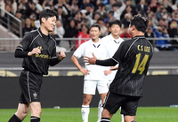 [포토]하이파이브 나누는 박지성-이천수