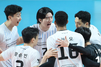 개막전부터 접전, 신펑 서브로 끝났다…현대캐피탈, 우리카드에 3-2 진땀승