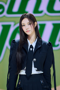 하이브 내홍 속 컴백한 아일릿…윤아 “흔들리지 않고 우리만의 길 가겠다”