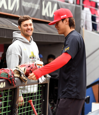 [포토] 1차전 선발 네일 ‘도영, 홈런 부탁해’