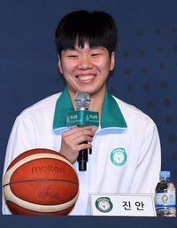 [포토]신한은행 진안, ‘친정팀 상대 열심히 하겠습니다!’