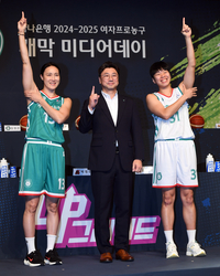 [포토]하나은행 김도완 감독-김정은-진안, 승리의 세리머니