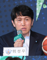 [포토]우리은행 위성우 감독, ‘이적생 업그레이드!’