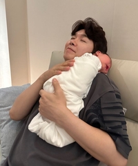53세 아빠 박수홍, 생후 7일 붕어빵 딸 안고 세상 행복한 아빠미소