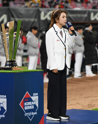 [포토] KS 2차전 애국가 부르는 골볼 국가대표 김희지