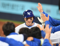 [포토]홈런 하이파이브 나누는 삼성 박병호