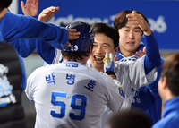 [포토]백투백 홈런의 기쁨을 나누는 삼성 김헌곤-박병호