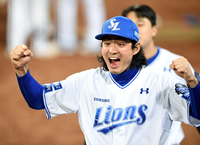 [포토]박병호의 홈런에 환호하는 구자욱