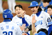 [포토]김영웅의 홈런에 환호하는 구자욱