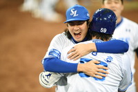 [포토]박병호의 홈런에 크게 기뻐하는 구자욱