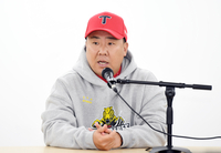 솔로포 4방에 당한 이범호 감독 “레예스 반대 패턴 공략 실패···원태인 공략할 것” [KS3]